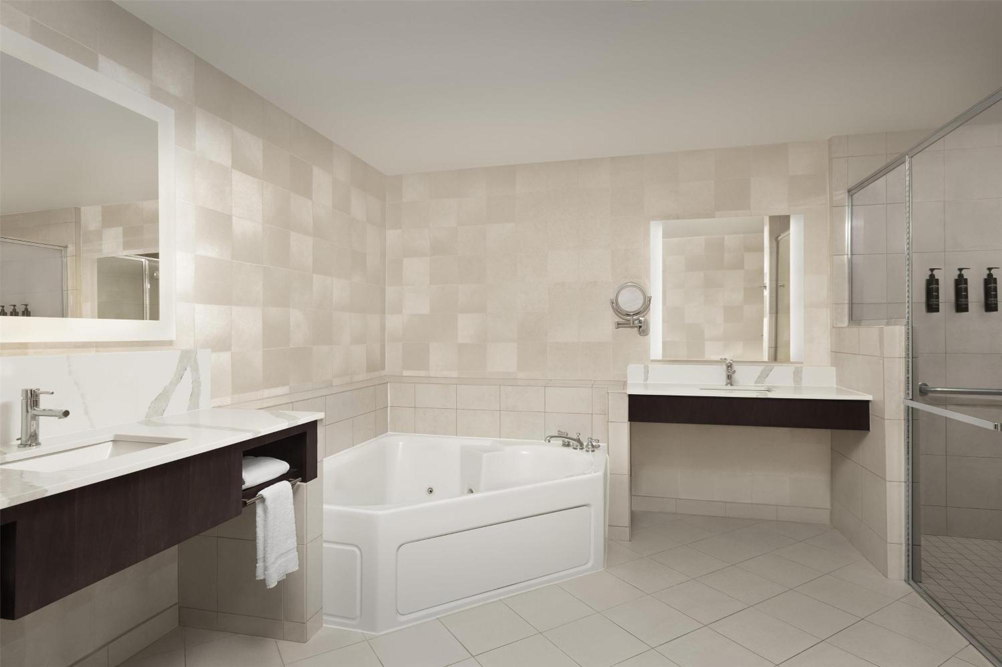 Virginia Crossings Hotel, Tapestry Collection By Hilton Hotel 4*